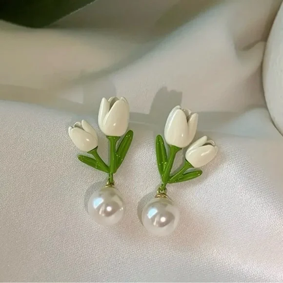 Tulip Floral Pearl Drop Earrings - Picture 2 of 5
